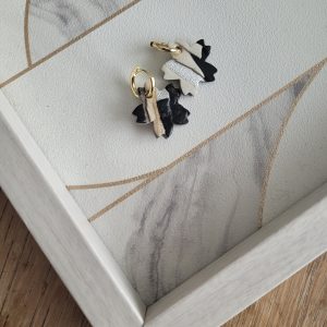 Créoles en plaqué or et pampille fleur de cerisier noir et écru