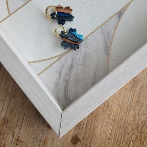 Créoles en plaqué or et pampille fleur de cerisier bleu et beige