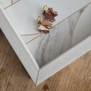 Créoles en plaqué or et pampille fleur de cerisier écru et naturel