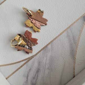 Créoles en plaqué or et pampille fleur de cerisier or et rose