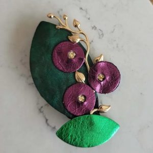 Broche Myrtilles violette en cuir recyclé et plaqué or