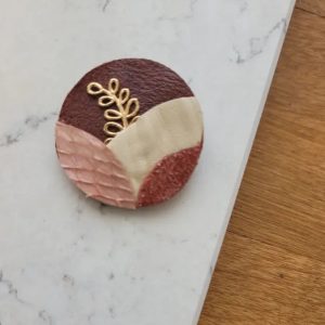 Broche feuillage délicat naturel et plaqué or