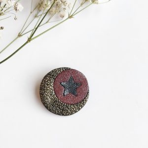 Broche moon en cuir recyclé et en réemploi noir et bordeaux