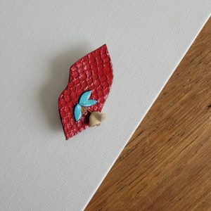 Broche bouche à fleur rouge en cuir recyclé et plaqué or accessoire femme bijou