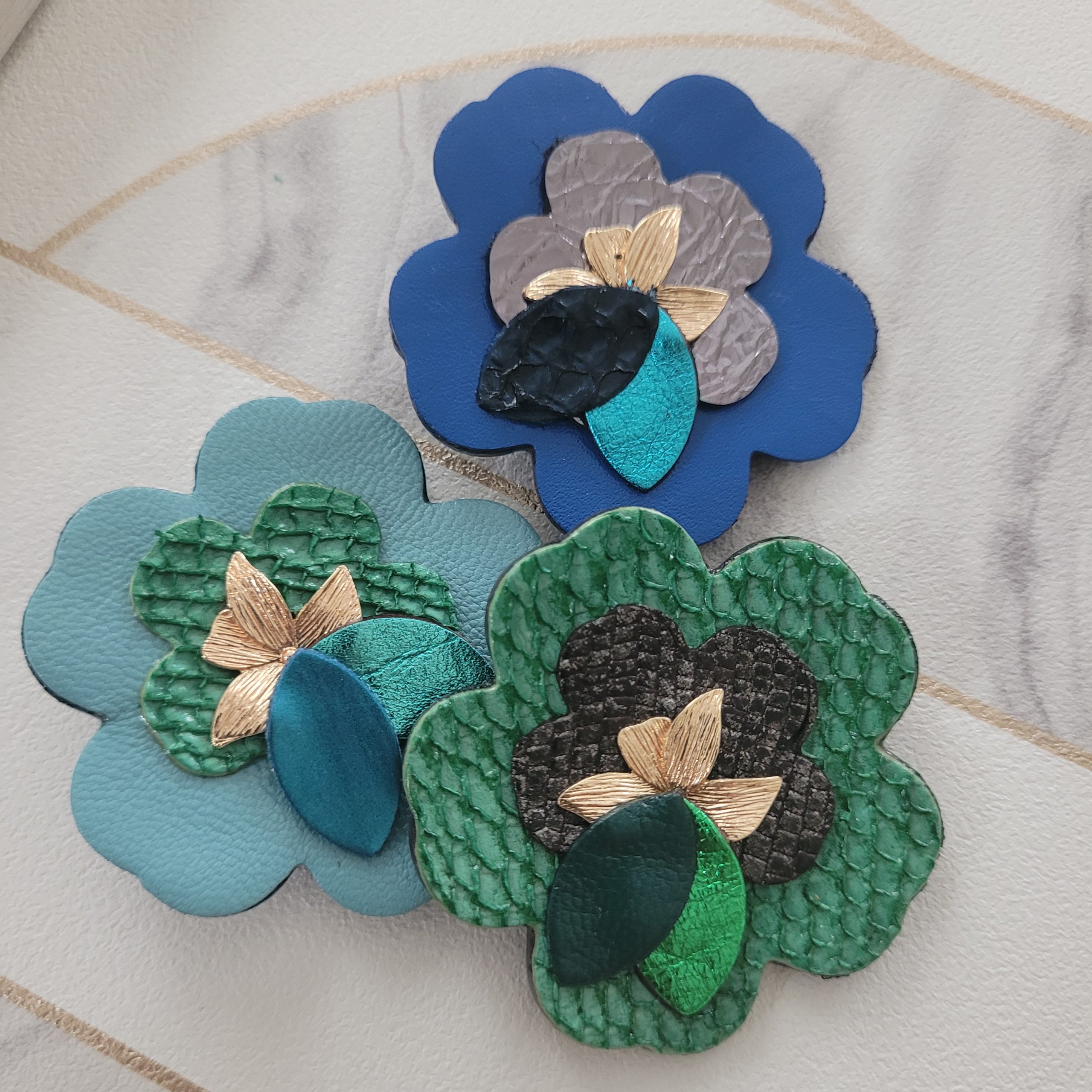 Broche fleur de cerisier en cuir recyclé vert – Image 3