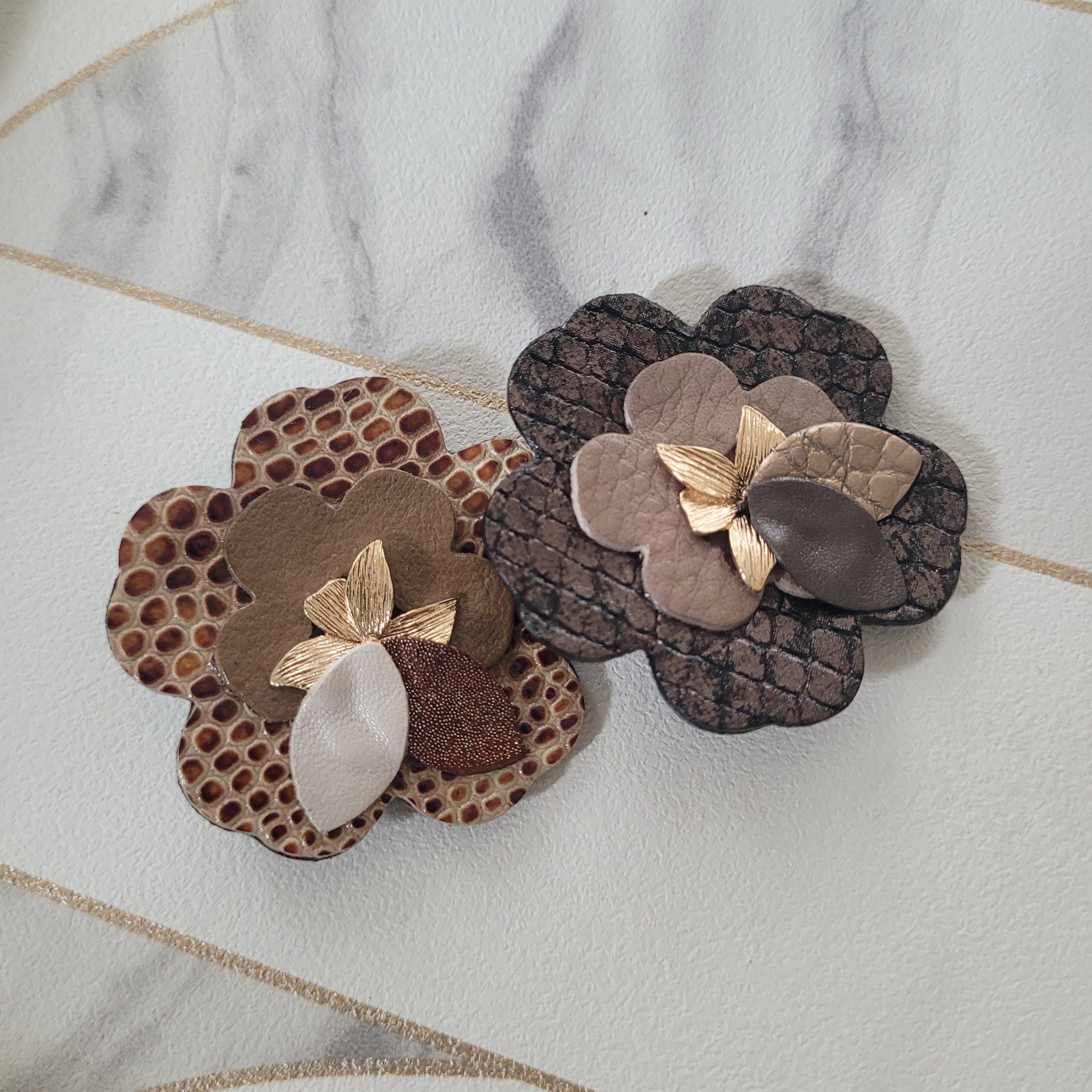 Broche fleur de cerisier en cuir recyclé léopard – Image 3