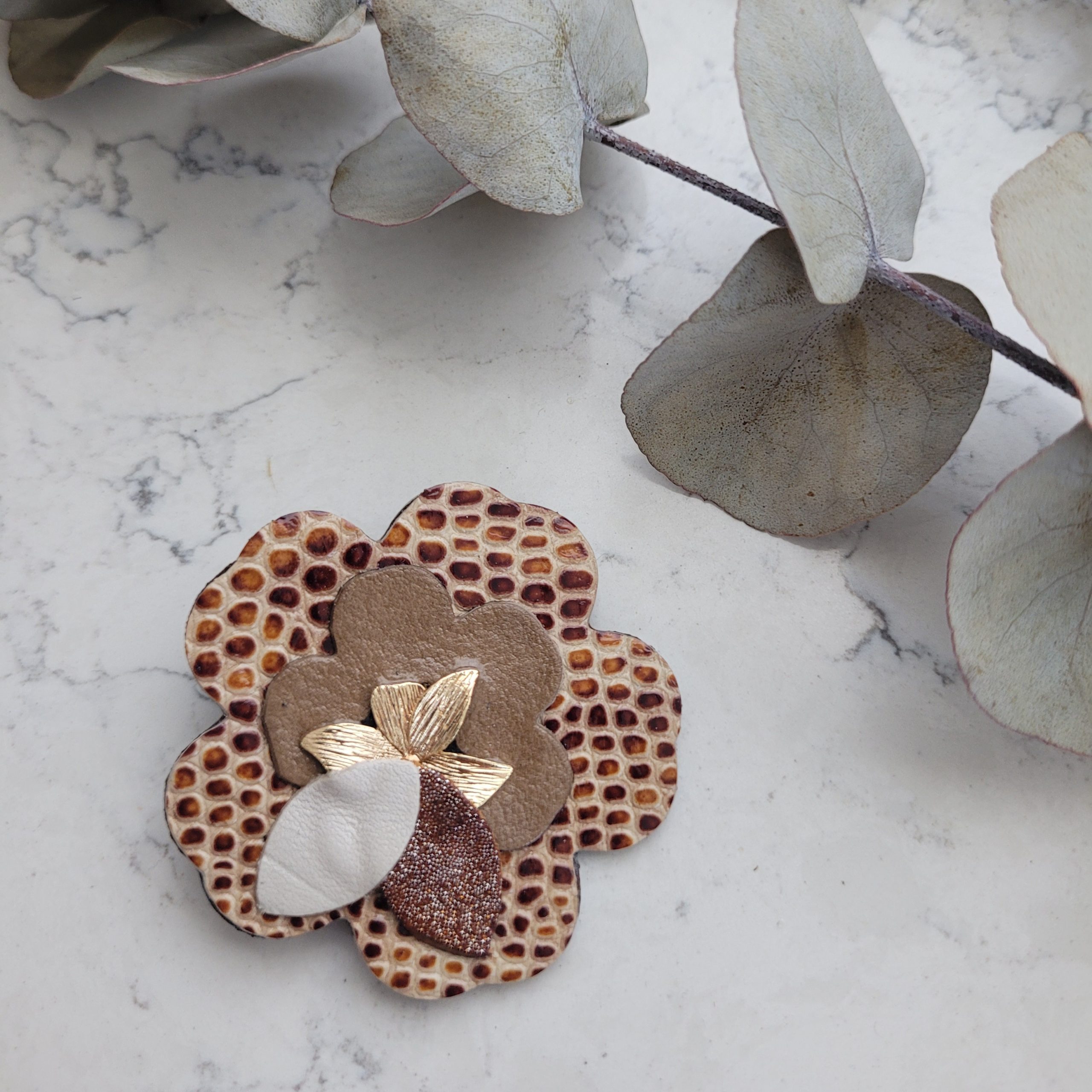 Broche fleur de cerisier en cuir recyclé léopard