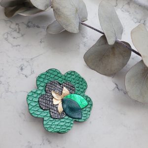 Broche fleur de cerisier en cuir recyclé vert