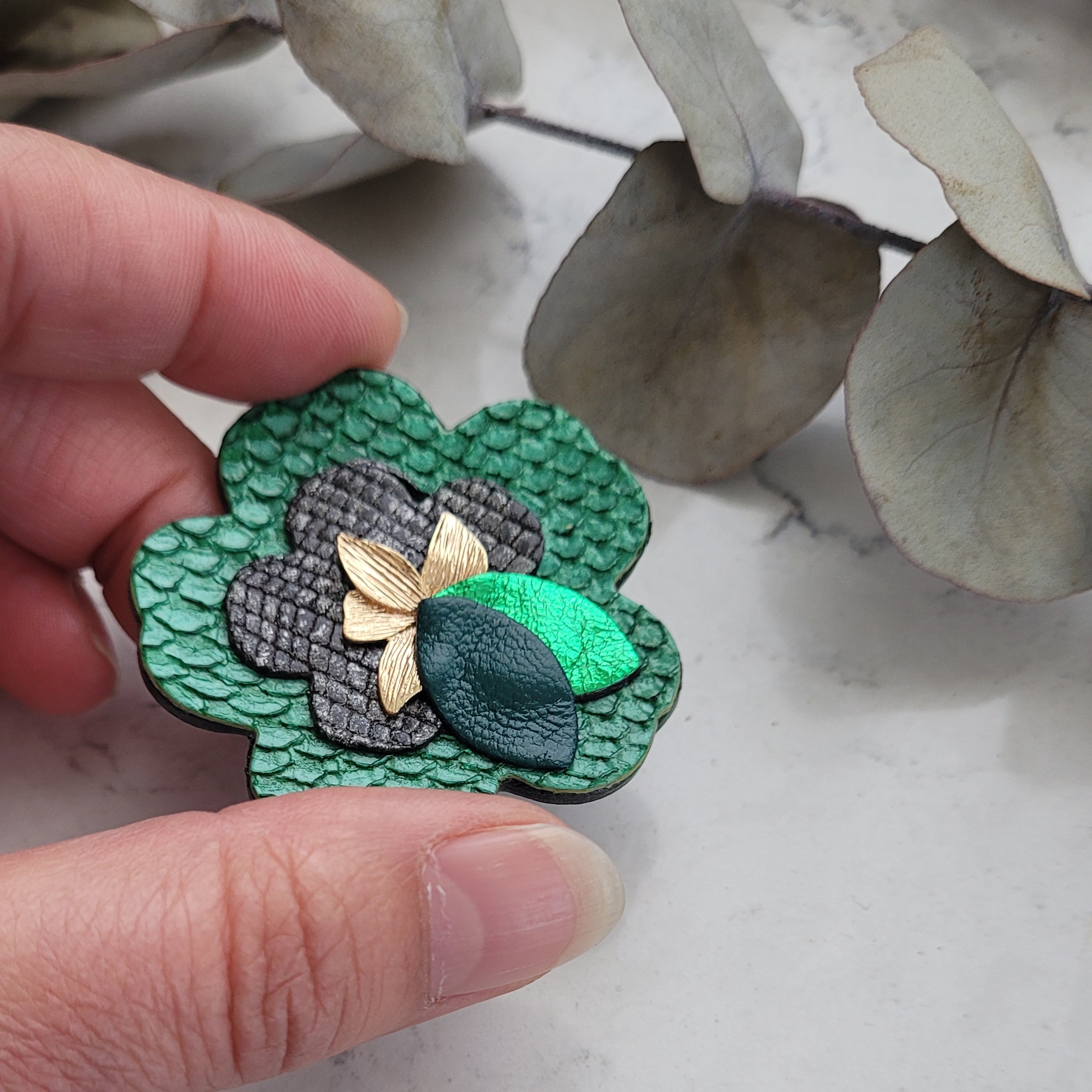 Broche fleur de cerisier en cuir recyclé vert – Image 2