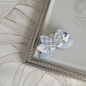 Broche lotus en cuir en réemploi fleur bleu ciel