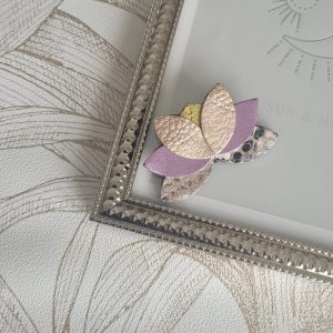 Broche lotus en cuir en réemploi fleur rose pale et serpent