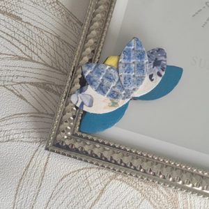 Broche lotus en cuir en réemploi fleur turquoise et bleu