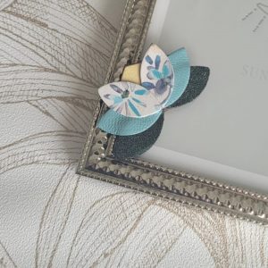 Broche lotus en cuir en réémploi fleur turquoise et vert